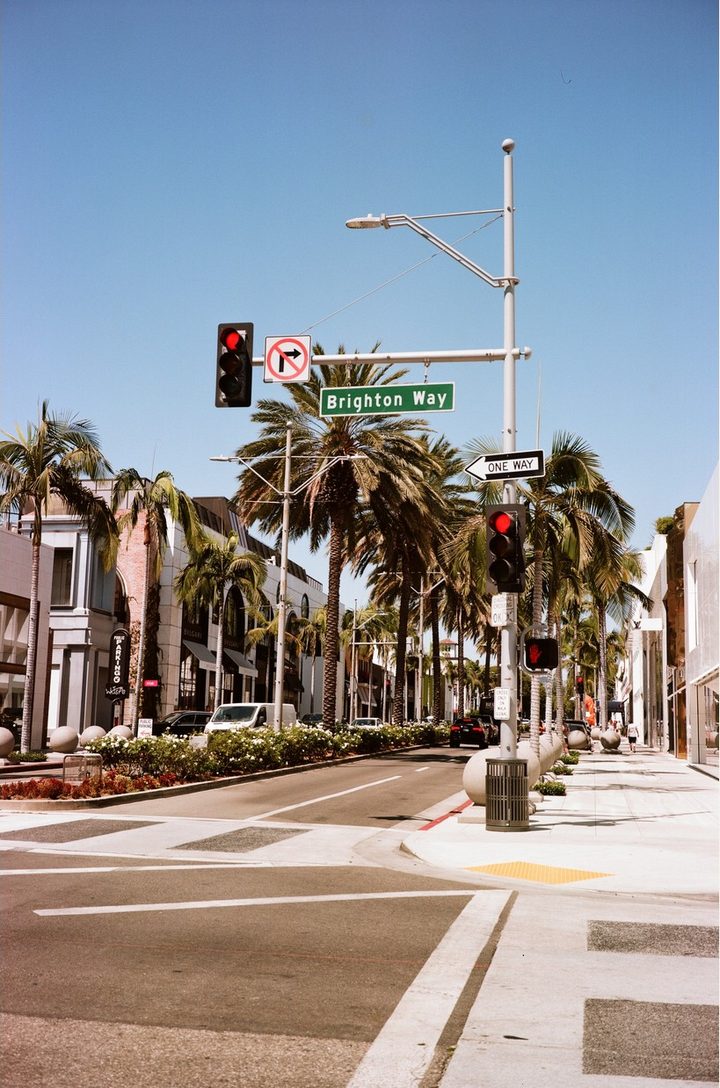 Carrefour bordé de palmiers à Beverly Hills